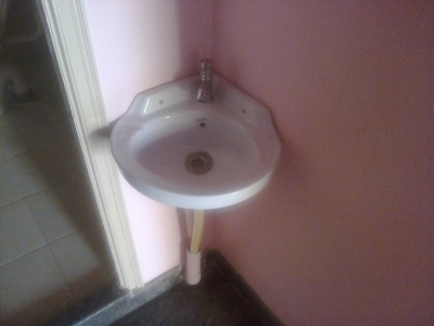 Corner sink